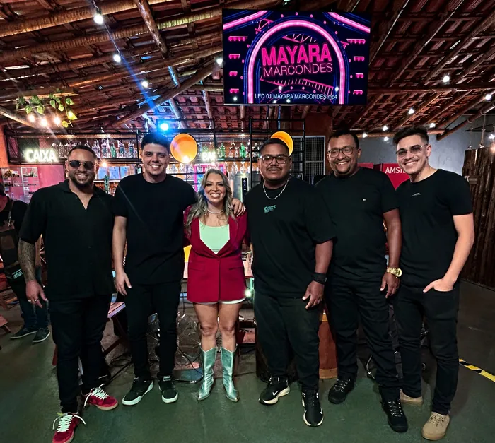 Mayara com a formação atual