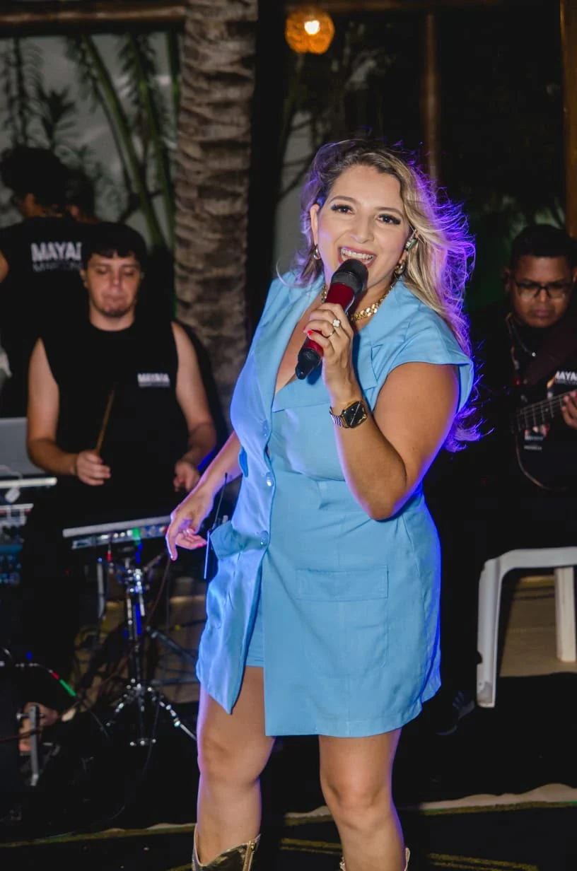 Mayara Marcondes cantando em uma apresentação