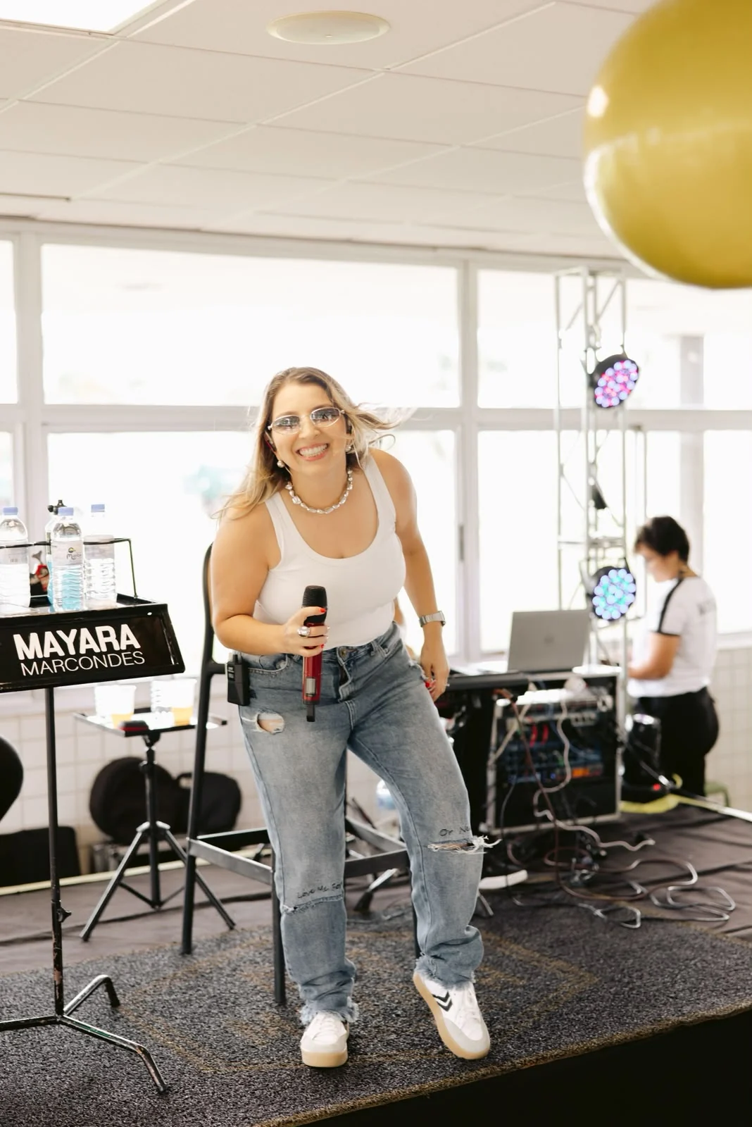 Mayara Marcondes sorrindo em uma apresentação diurna