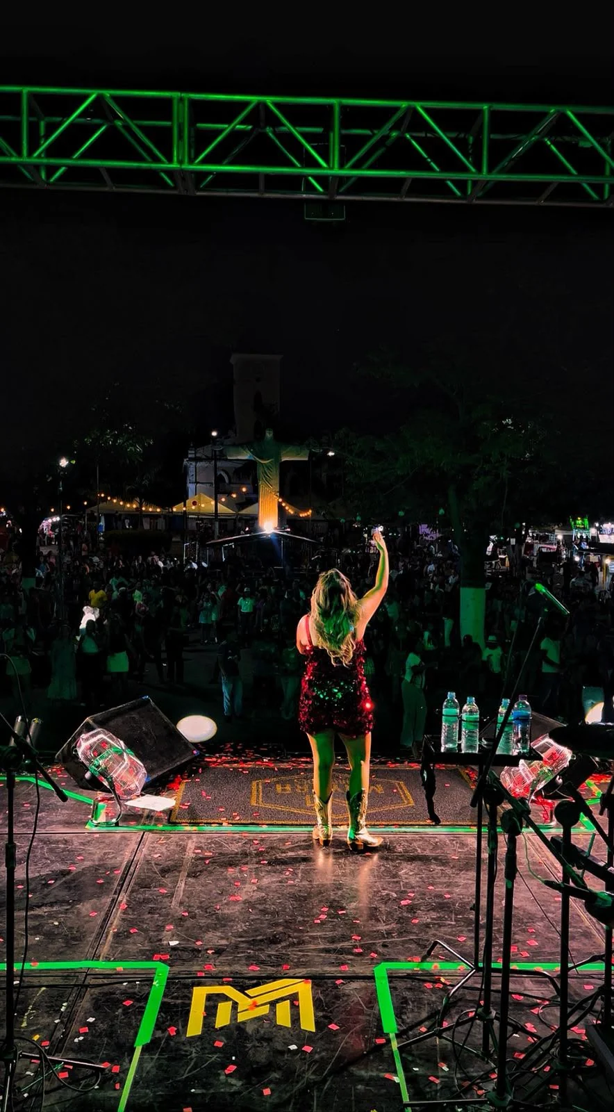 Mayara diante do público em um grande evento